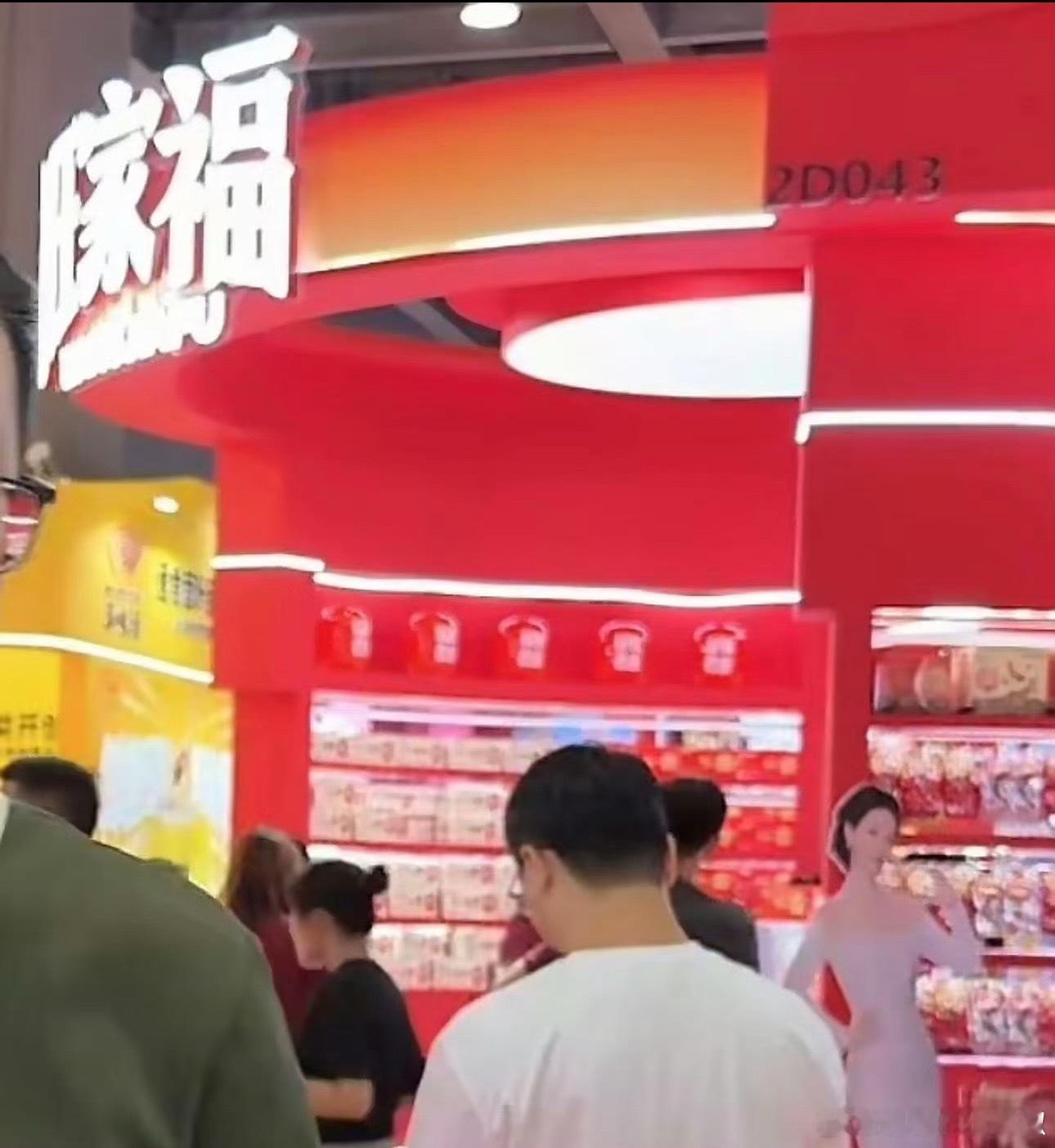 杨紫这立牌都摆出来了，品牌都迫不及待了 ​​​