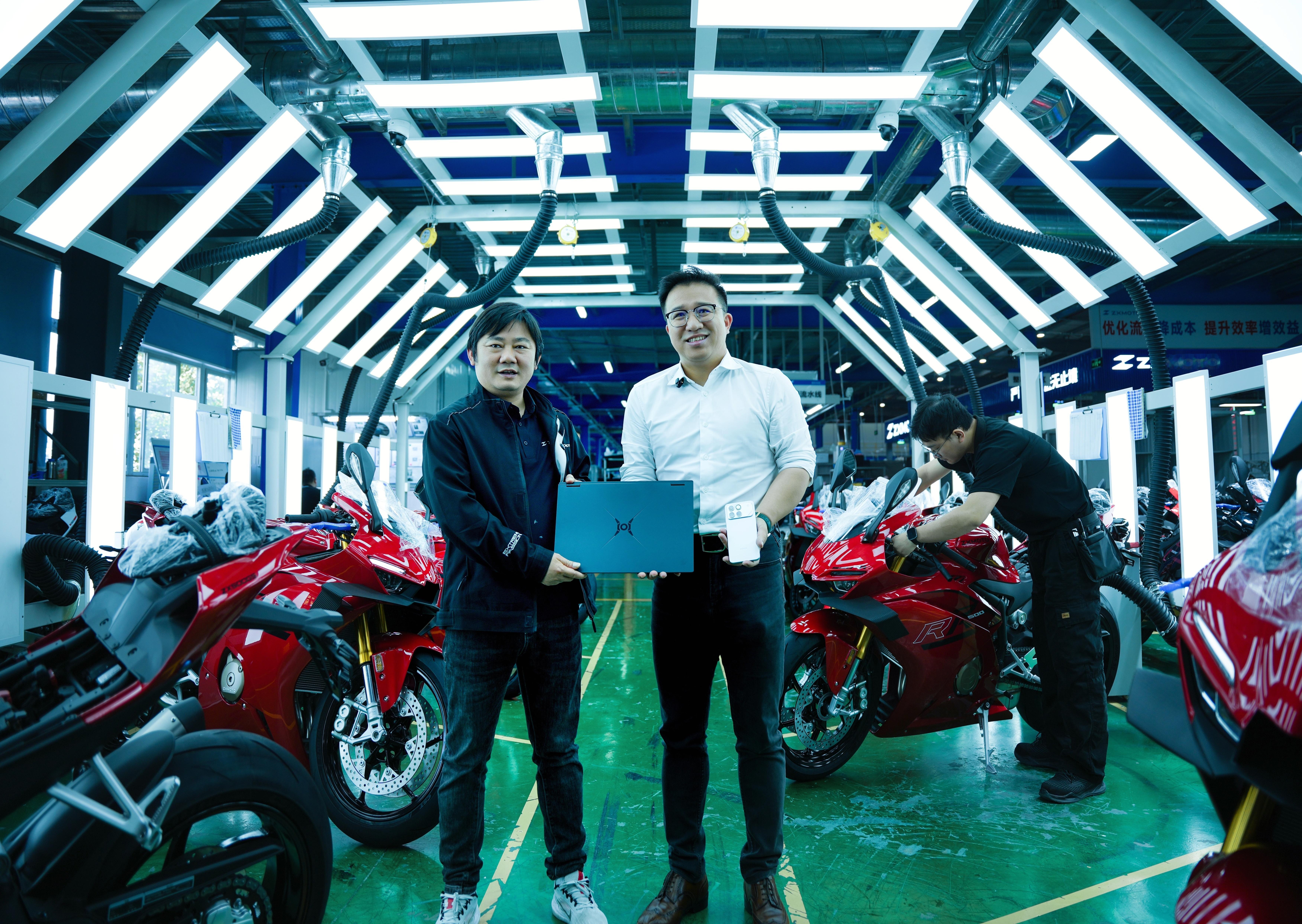 荣耀高管称张雪是年轻版的李书福 要是别人发这个话题，大概率会被人说蹭书福总热度，