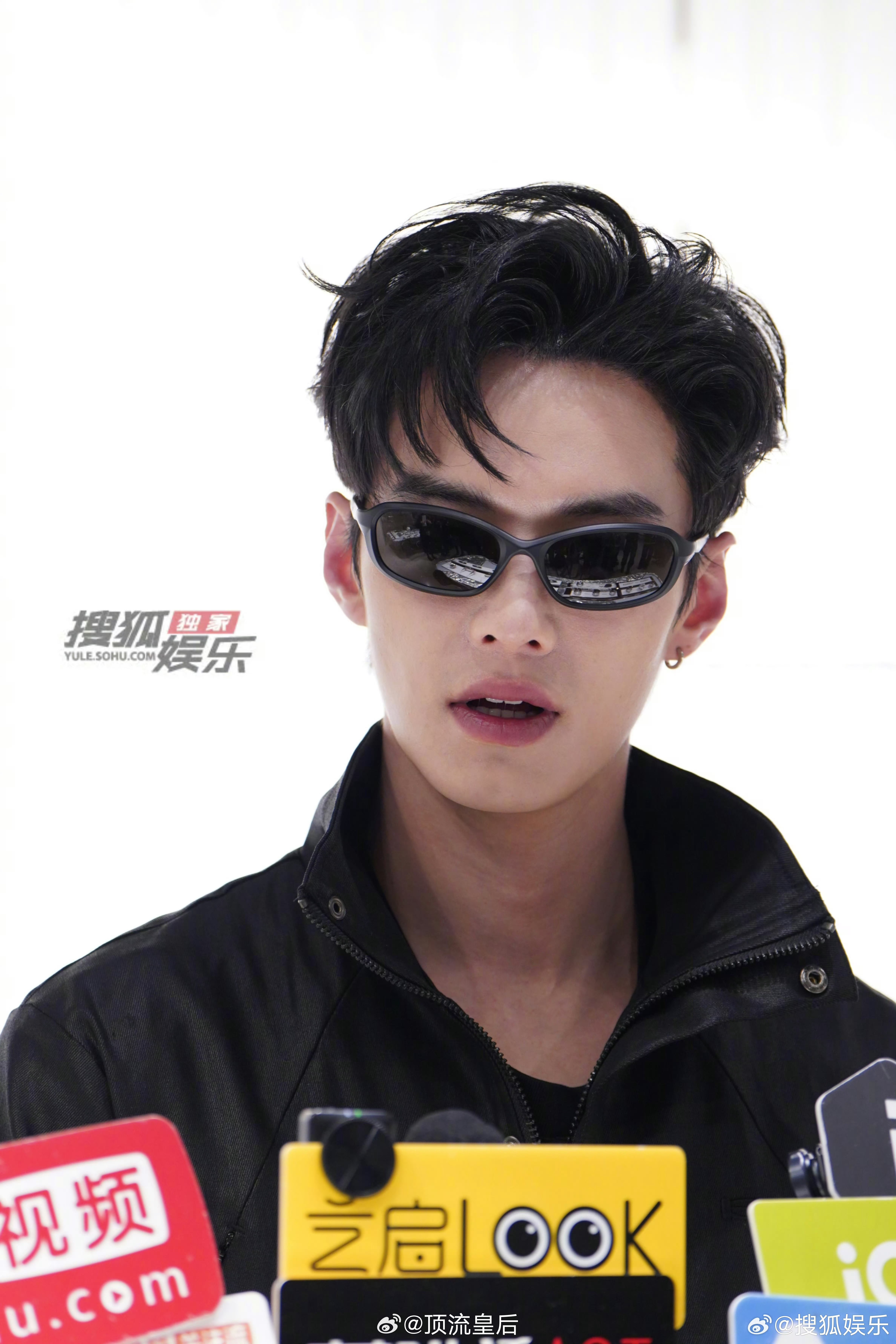 何与上海活动采访生图，墨镜+皮衣的搭配又酷又潮，今天是小狼狗啊。 