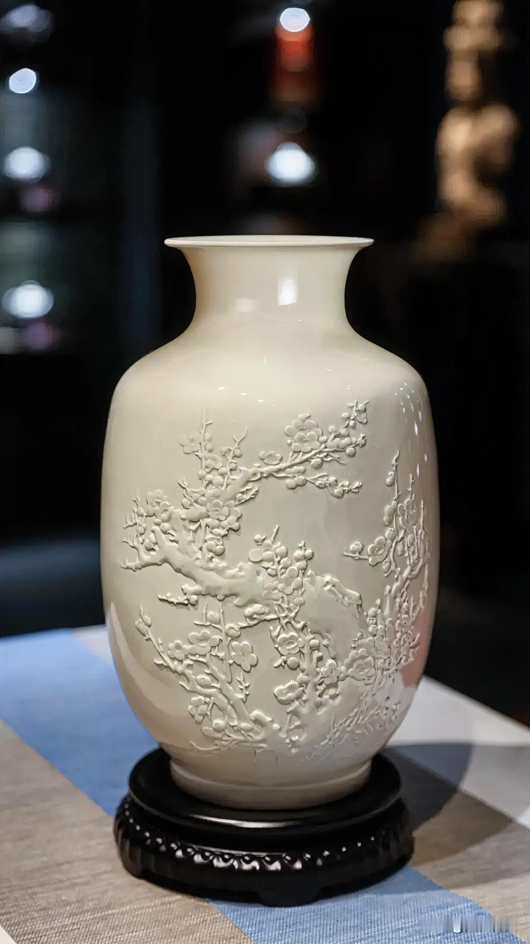 赏石 品佳作 
质、色、形、纹、韵
梅开五福  陶瓷制作者：高英坡  23×23