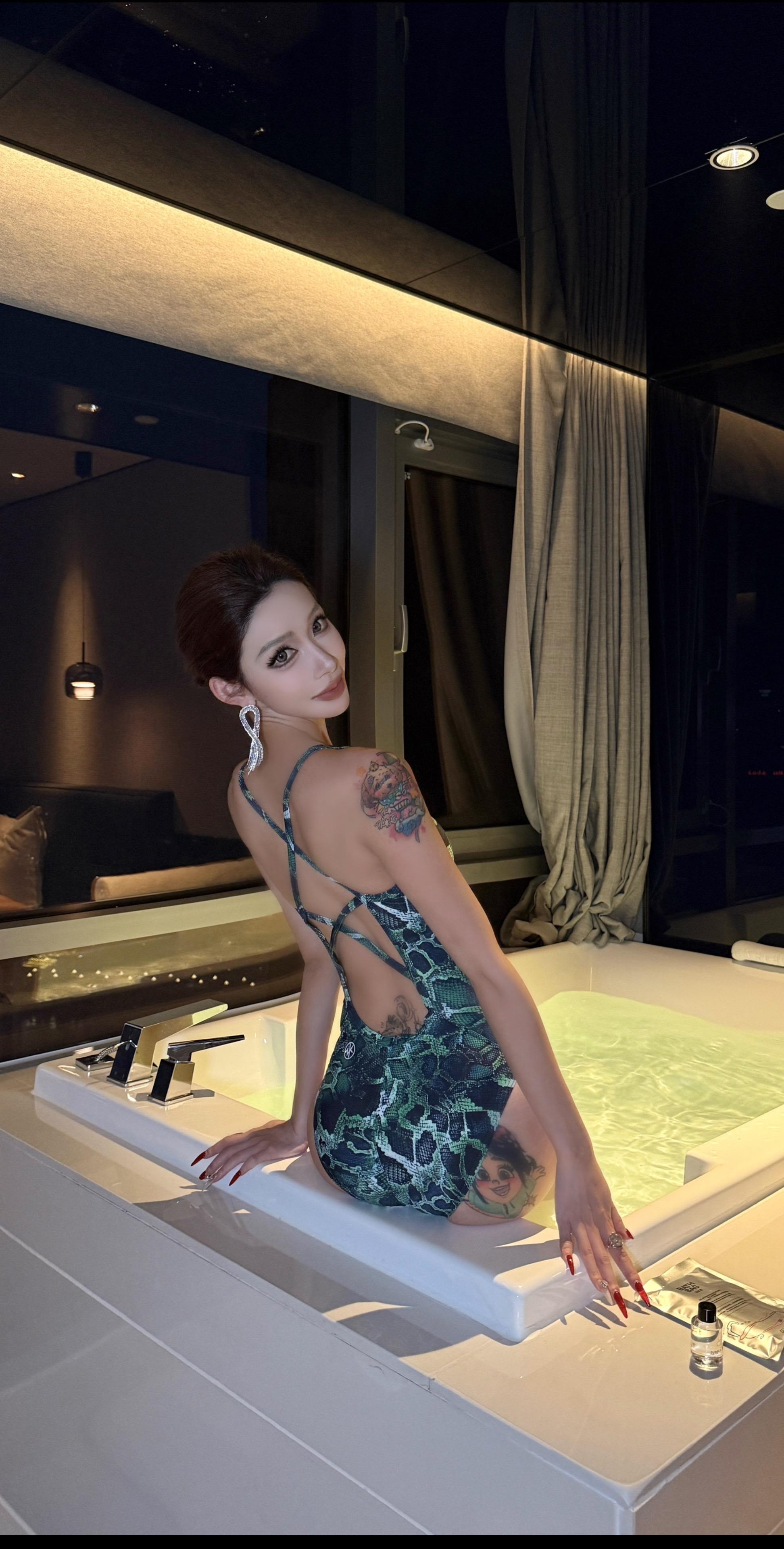 在63楼的高空醒来。