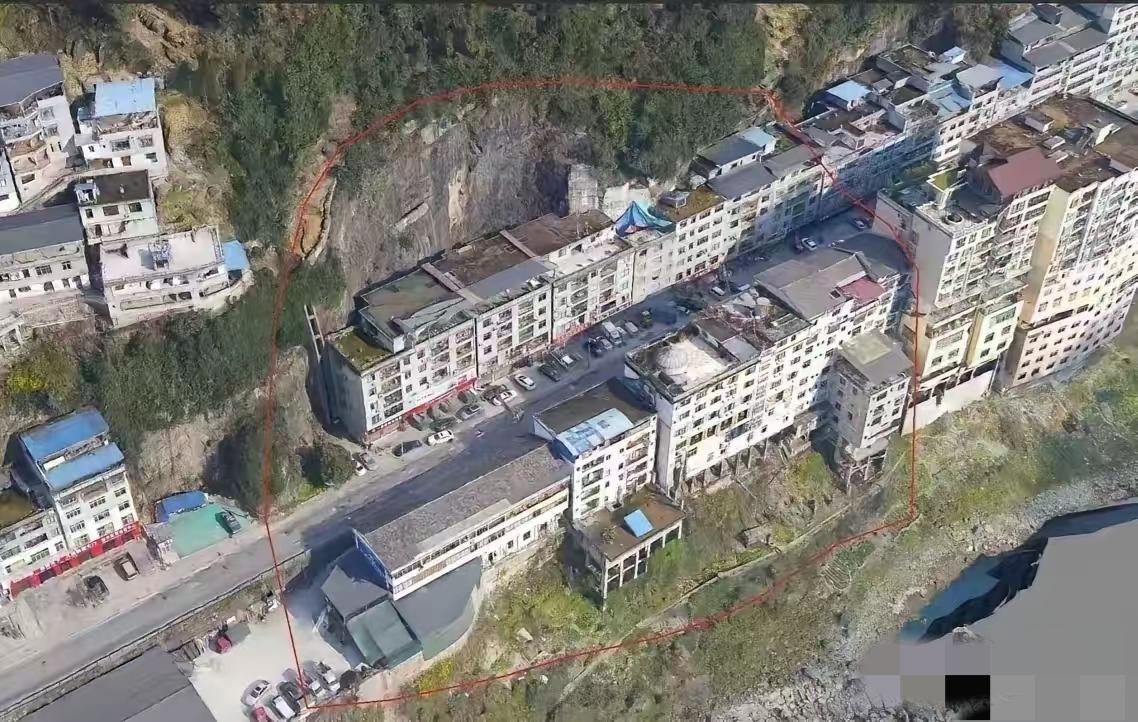 真心佩服重庆市彭水县城居民的勇气和魄力，把山削平，在乌江两边狭窄的谷地上建了这么
