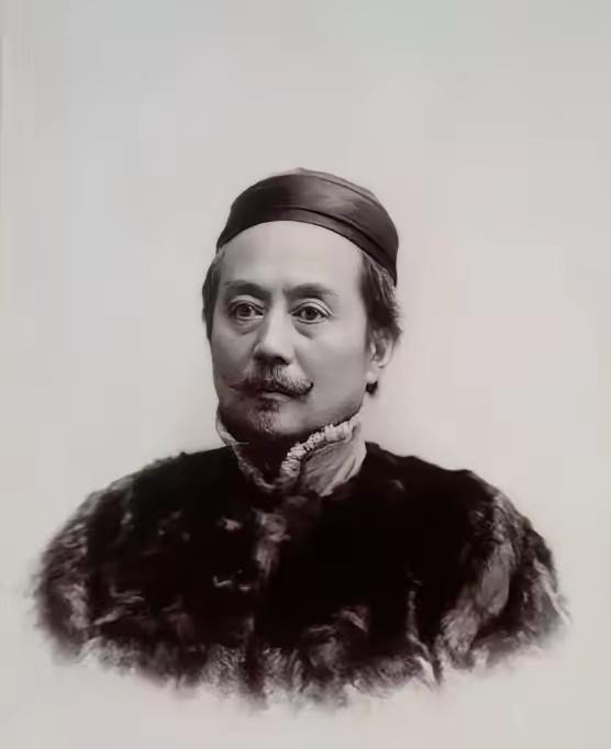 一个美国女人故意用英语和辜鸿铭交流，辜鸿铭没理睬，美国女人冷笑道："他连英语都听