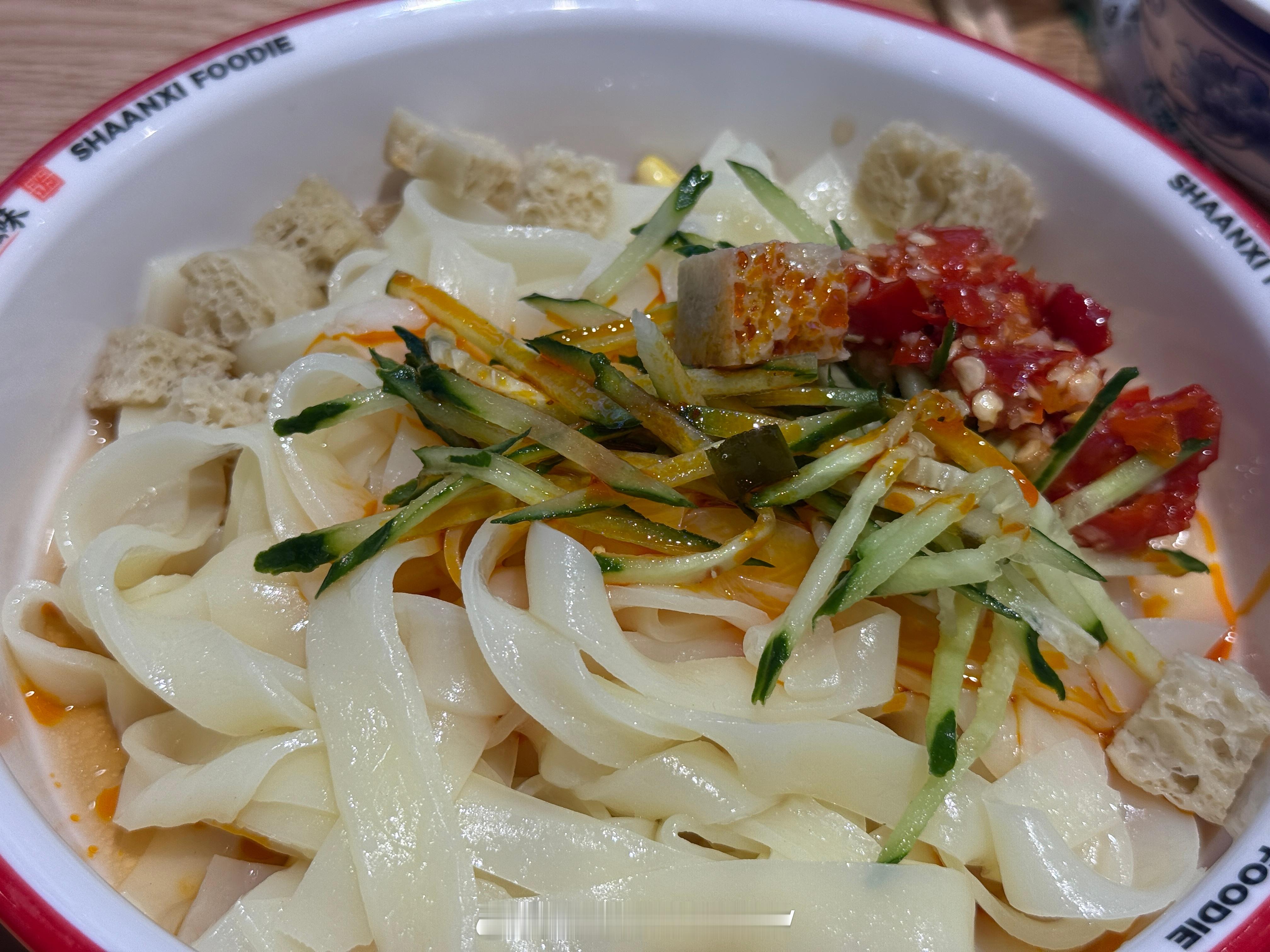 晚餐吃个凉皮，然后去看小鹏全新p7i上市 据说很多漂亮小姐姐[嘻嘻]  ​​​