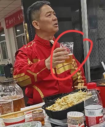 东哥喝的是饮料还是啤酒啊