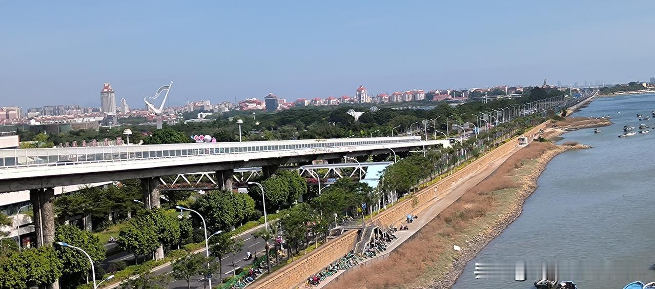 北京四季分明，而厦门几乎只有春、夏、秋三季节，最底温度零上4度……//@卧石枕云