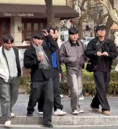 840万韩国游客涌入上海，享受后却留下忧虑，后悔来华旅游，中国对韩免签后，上海街