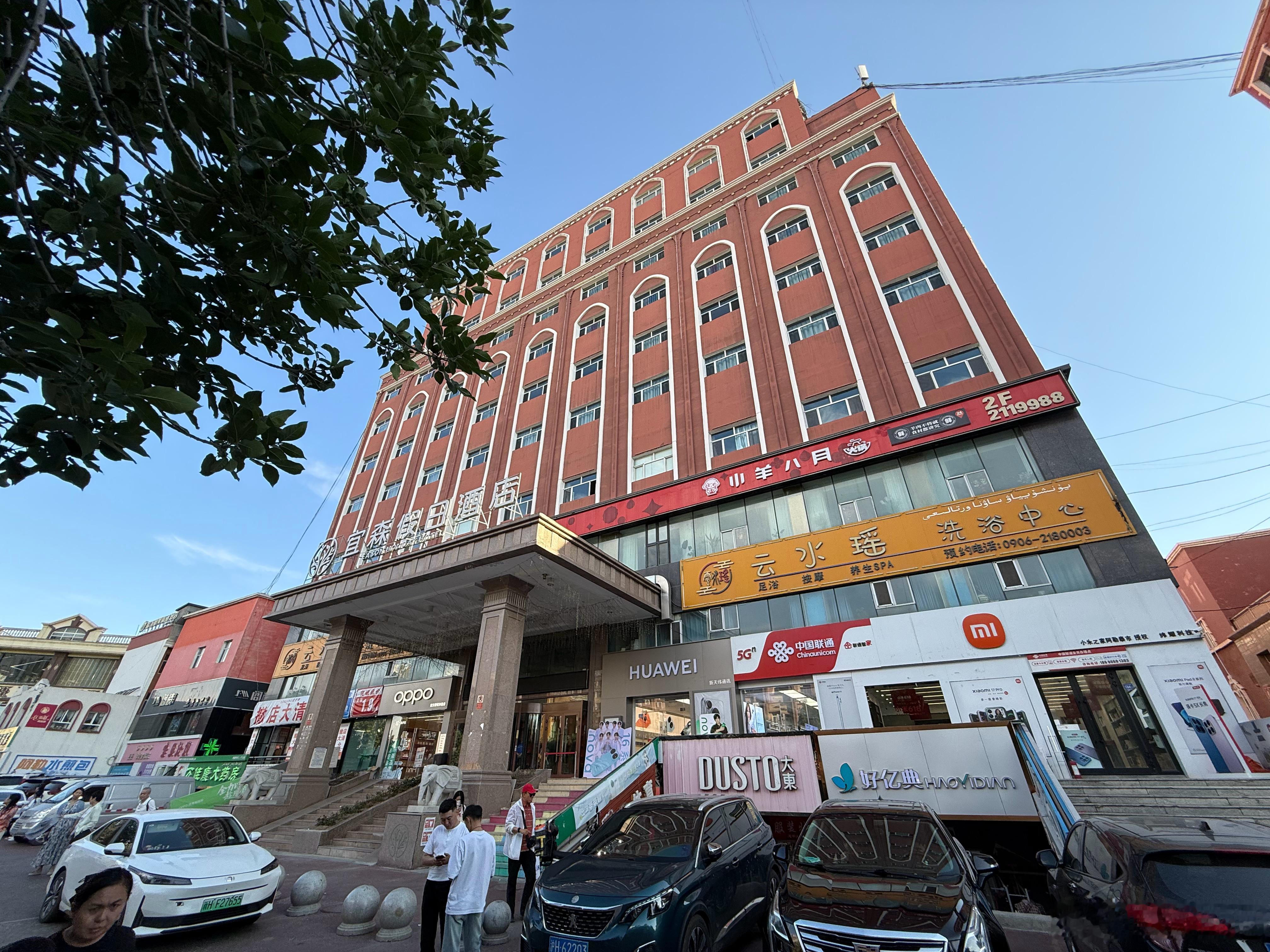最初订的一家酒店，地处闹市区。 阿勒泰市