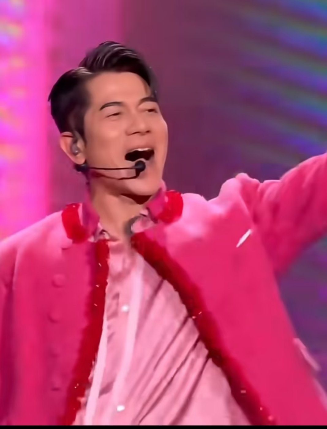 60岁的郭富城，把年龄变成背景。 