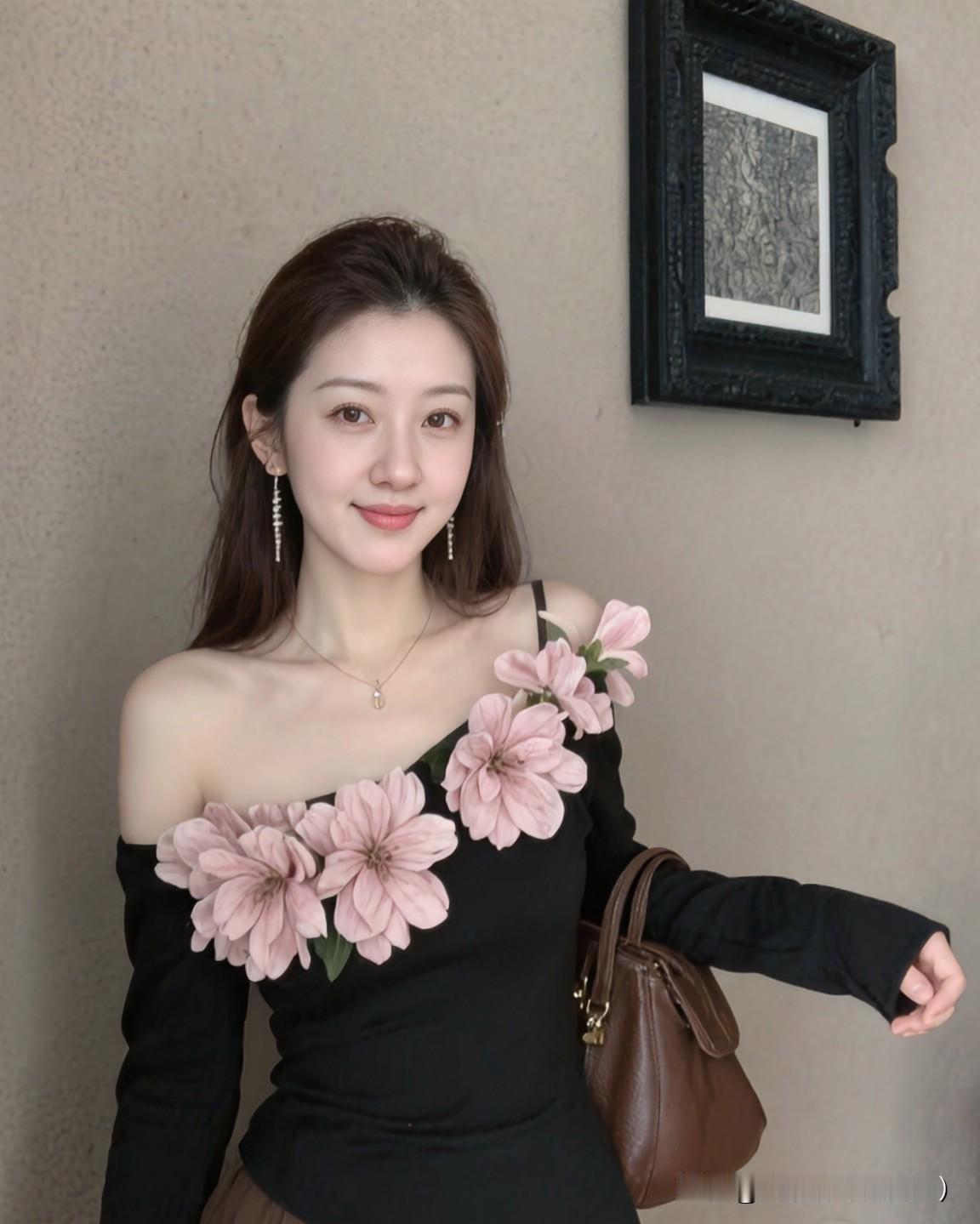 心里明明装着，
却不能再联系；
明明牵挂着，
却不敢再打扰。
明知不该爱，
心却