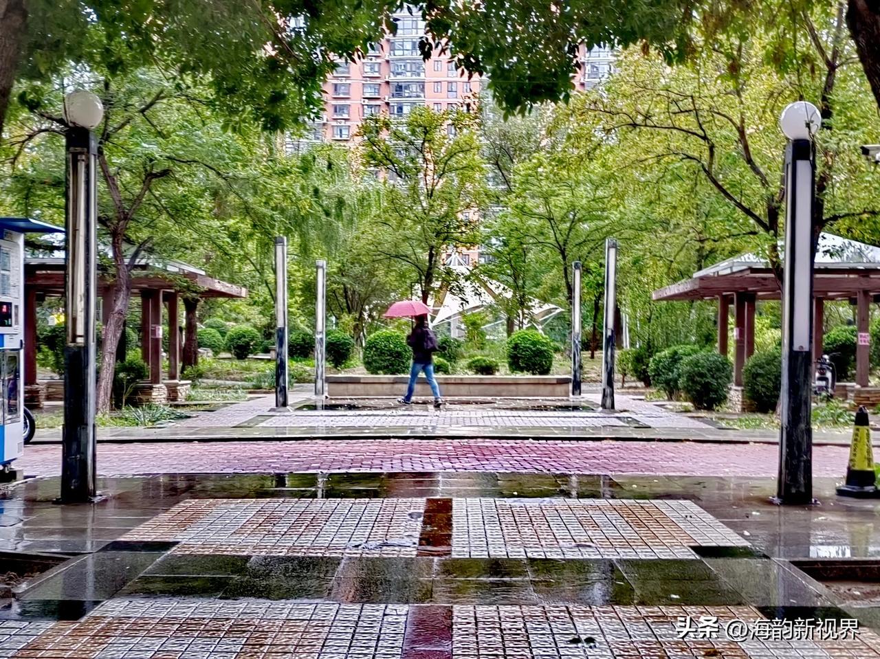 今早起床也没看天气预报，吃完饭送宝宝上学，上班高峰期，电梯里人真多，一层一停，好