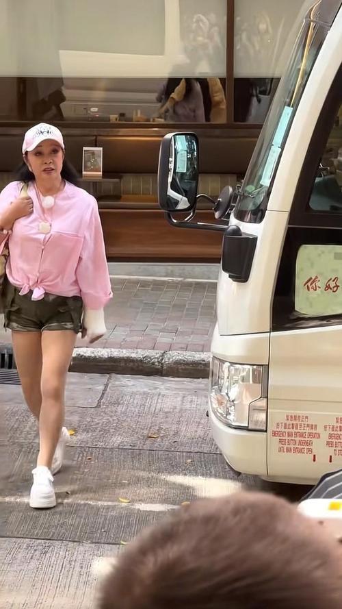 香港街头偶遇刘晓庆，腿部肌肉成关注焦点
 
近日，有路人在香港街头偶遇演员刘晓庆