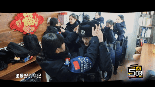 鹿晗用韩语对女子警务队说辛苦了哈哈哈哈哈镜头能拍到鹿晗说话时微微前倾身体，搭配韩