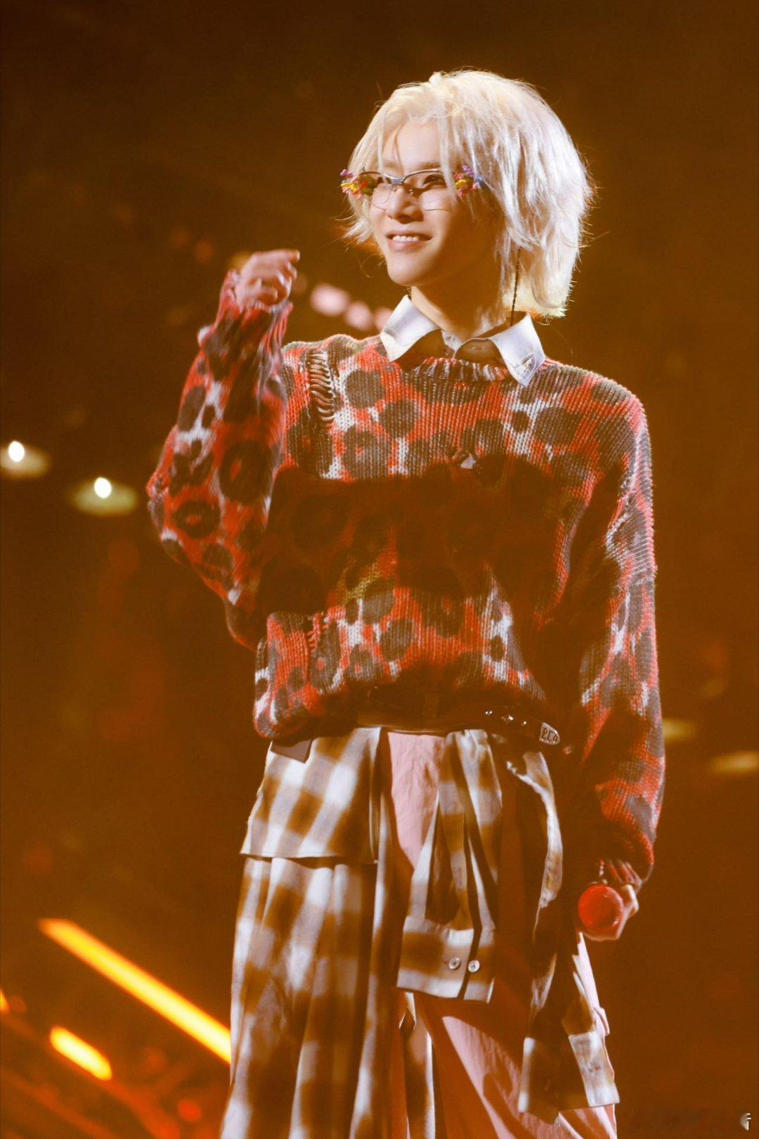 业内谈华晨宇演唱会场地搭建难度 普通演唱会审批已经够繁琐，的乐园模式让难度指数级