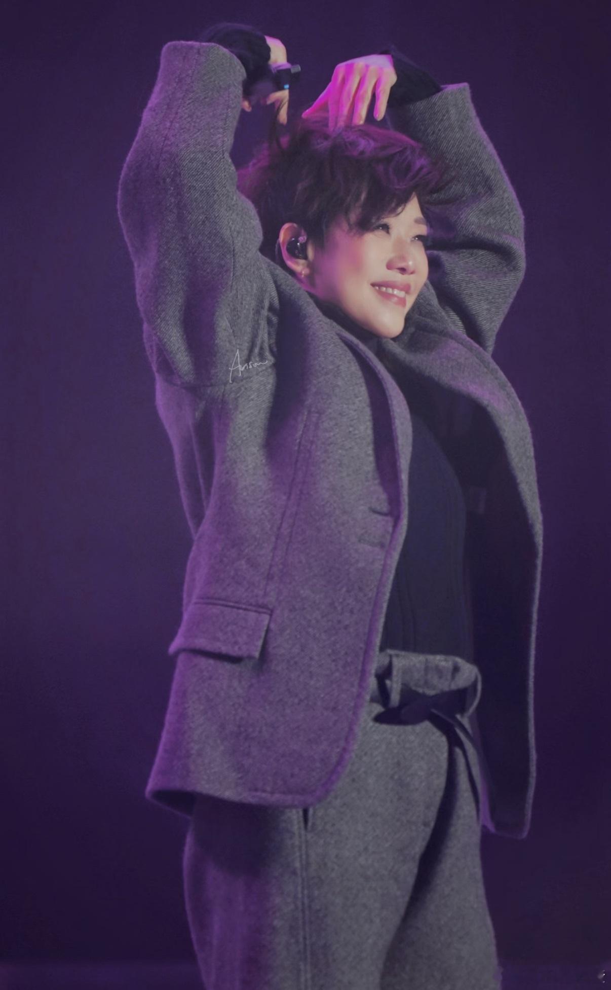 我真的被林忆莲的实力折服了，她就是cpop女一啊！她唱歌的时候，高音像划破长空的