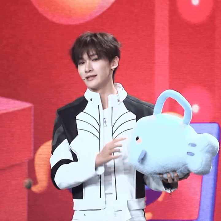 余宇涵一个人度过了青春期 余宇涵的青春并不平凡，他在孤独中成长，在奋斗中蜕变。每