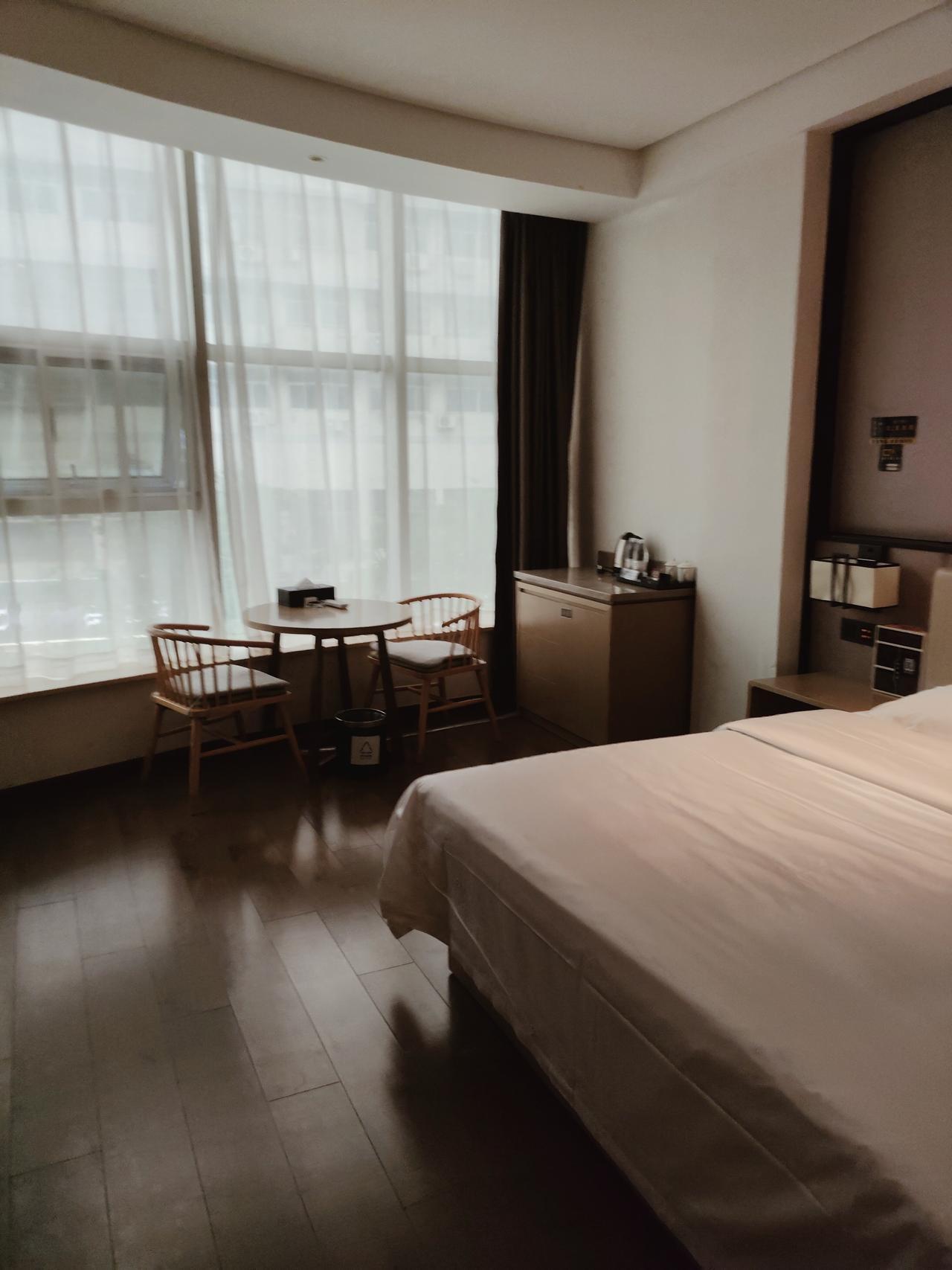 大南门这家酒店也太好住了吧！蓝牙音箱+落地窗+茶桌，谁懂啊！🥹

📍位置真的