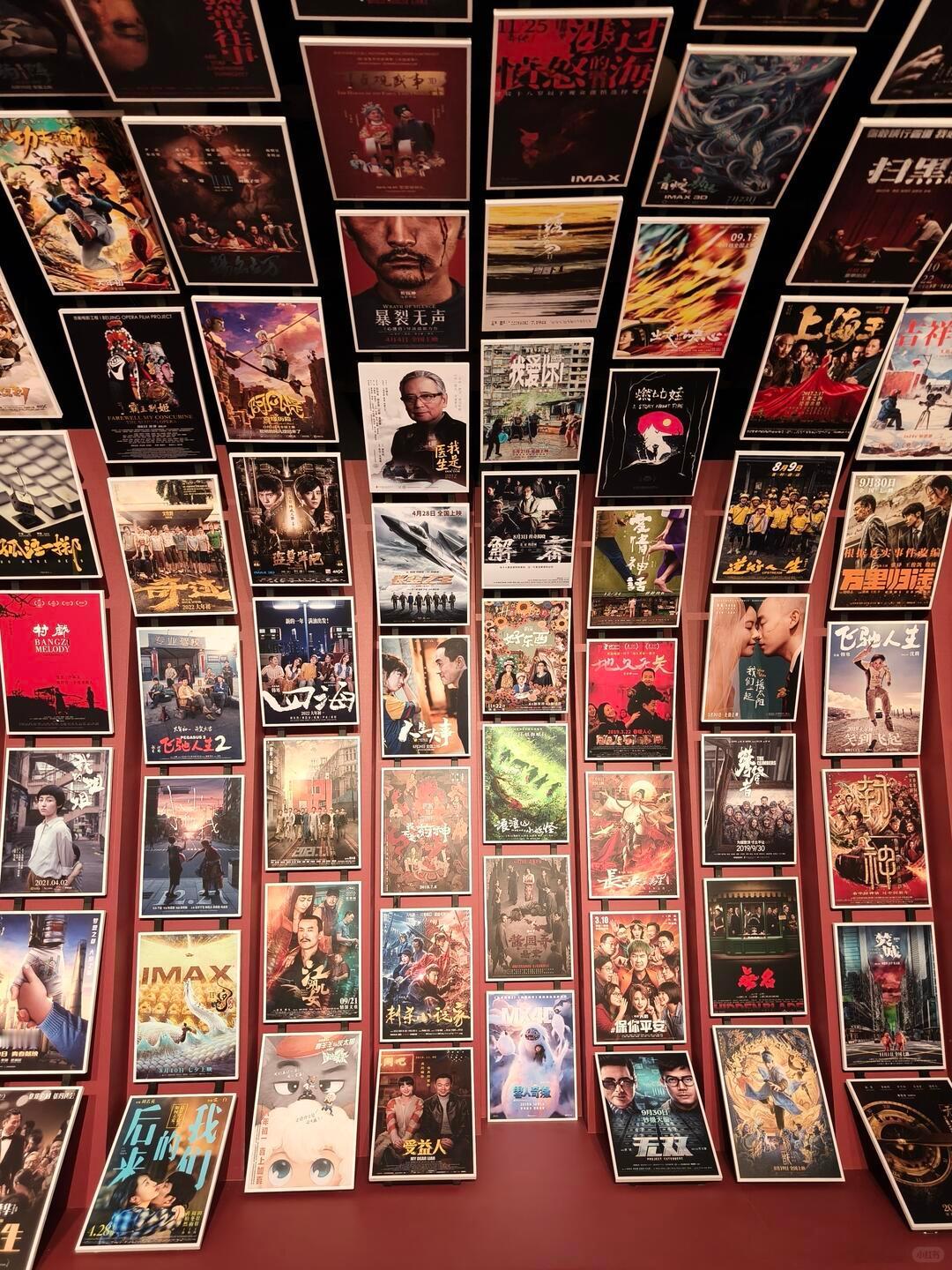 在上海电影博物馆展出的为纪念中国电影诞生120周年特展，电影墙上展出的有杨幂主演