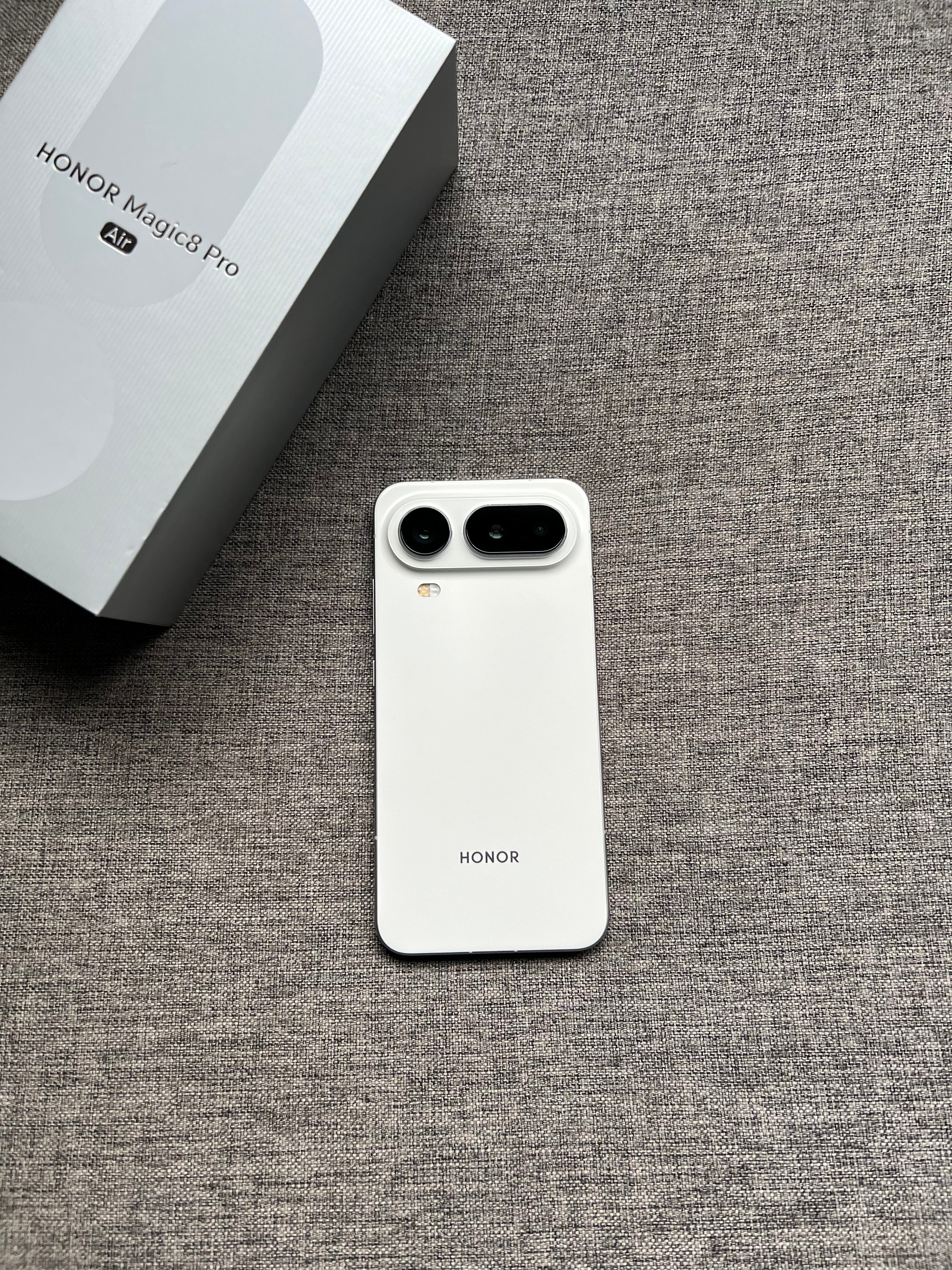 荣耀Magic8 Pro Air 16+512G 羽白，仅使用十来天，99新带盒