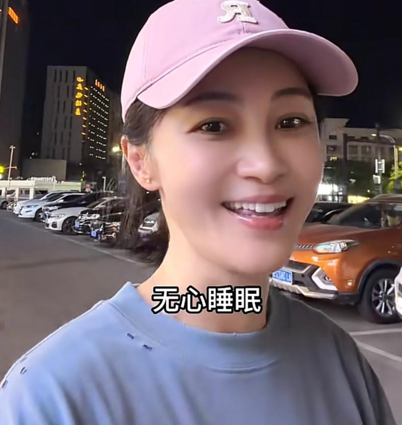 44岁姚笛深夜独自回嘉兴老家，路边摊素颜吃烤串、对瓶吹啤酒，无人认出显落寞。她坦