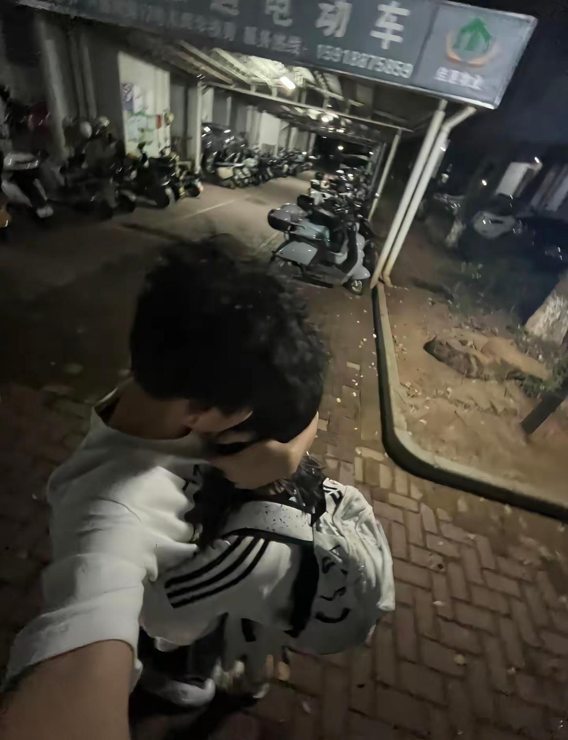分别的拥抱总是抱的紧紧的 ​​​