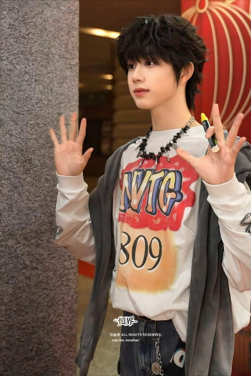 陈奕恒干净少年气撞上超强舞台魅力，可盐可甜可酷，温柔又有力量。陈奕恒的出现，让所