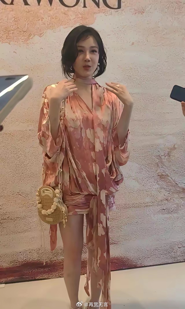 前几年她跟杨幂演那部剧，都要抢了女主一大半热度。这两年怎么不见营业了，真是好可惜