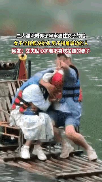 漂流本来是出来放松的，结果有一段视频直接把网友看懵了：岸边有人正常举着手机拍，两