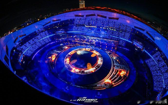 张杰张杰演唱会上五休二别人鸟巢打卡，张杰鸟巢定居，直接过上上五休二 