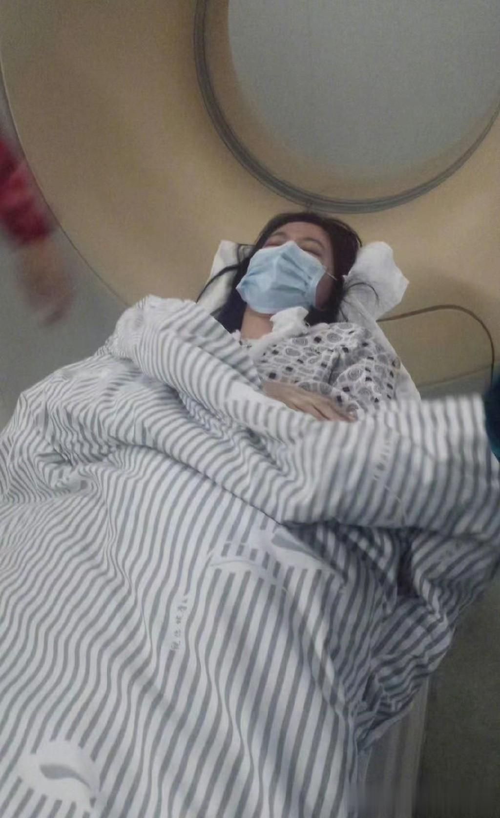王乐君自曝被胡歌用身体砸断锁骨？胡歌可真冤。

近日，王乐君发长文自曝拍摄伪装者