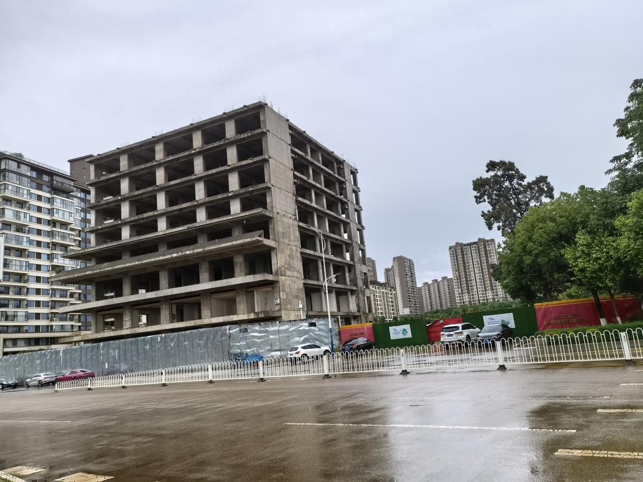 彩云南路与谊康南路交叉口，在地铁1号线谊康南路站，边上公交站也有。这个叫康美国际