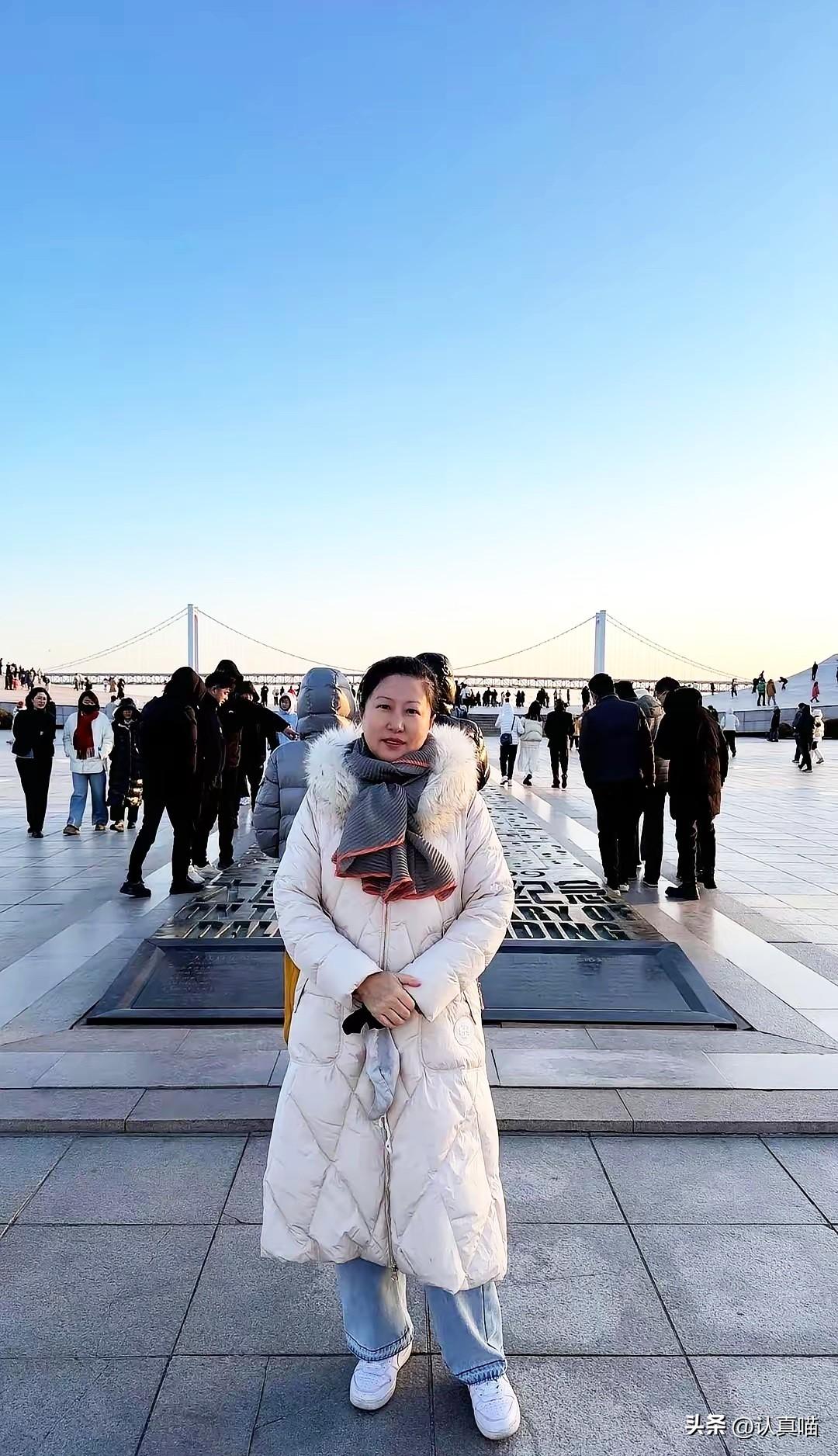 刷到一位61岁大姐的自述，
真的越看越清醒。
每月退休金只有2774元，她却活得