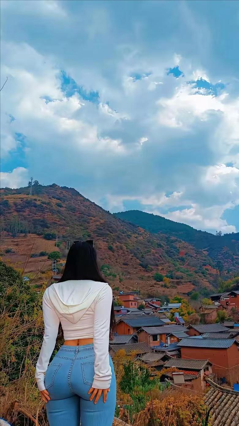 这片故土难舍难离，大好河山面前，每个人是多么渺小