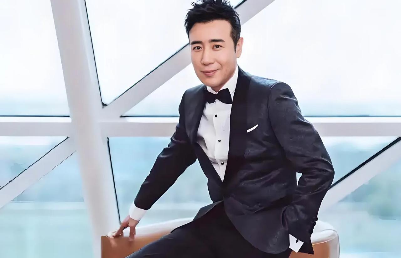 演员于和伟说，我三岁的时候我的父亲去世了，我母亲也年纪大了，所以我就被大哥大姐照