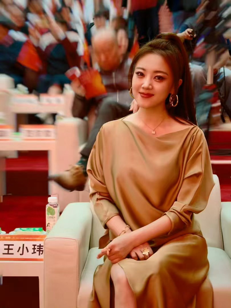 玖月奇迹王小玮官宣戛纳玖月奇迹王小玮新歌戛纳首秀跳出固有曲风束缚，王小玮用大气唱