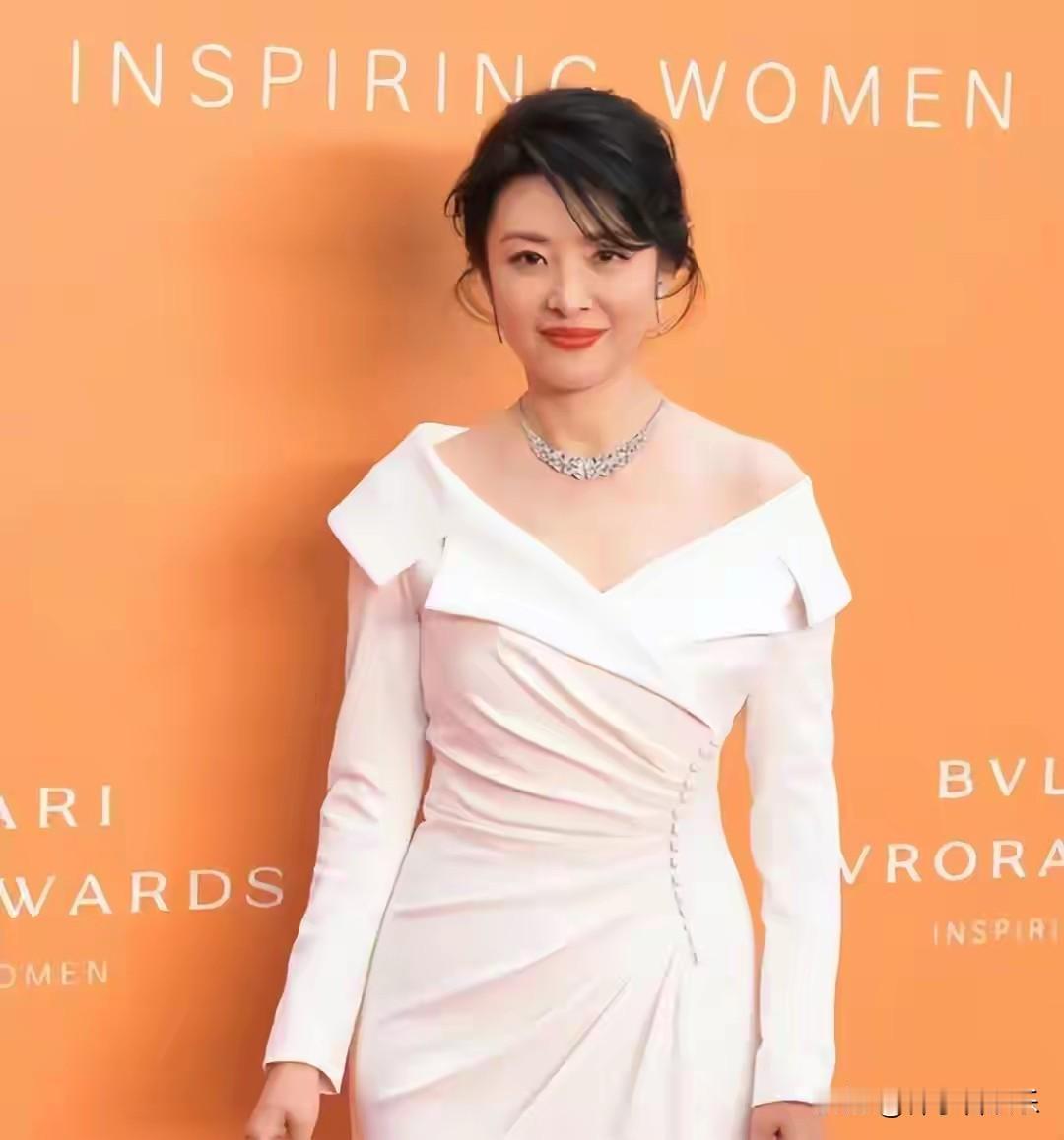 谁说女神只能有一种模样？近日，57岁的著名主持人周涛现身短剧拍摄现场，以一身气质