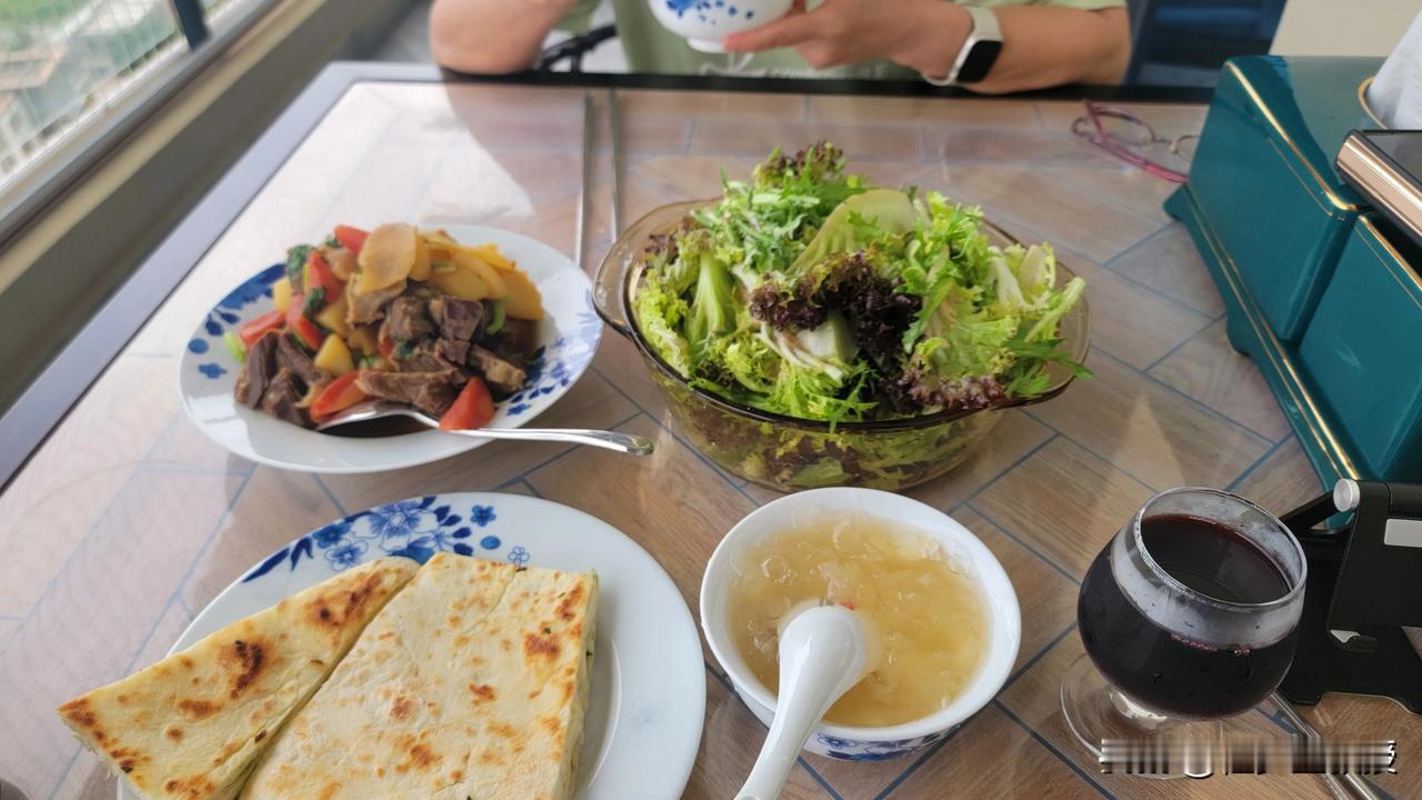 【海边晚餐】

土豆、胡萝卜烧牛腩。
沙拉菜。
千层饼。
莲子银耳。
红酒。
#