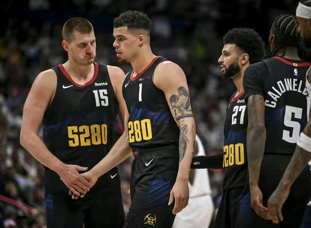 掘金太狂妄了，休赛期不补强球队，穆雷被锁死，约老师也不行了。
第一，掘金还是八人