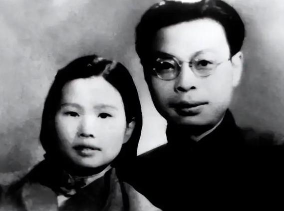 1928年，即将被行刑的“假夫妻”周文雍和陈铁军，提出让刽子手给他们拍张结婚照，