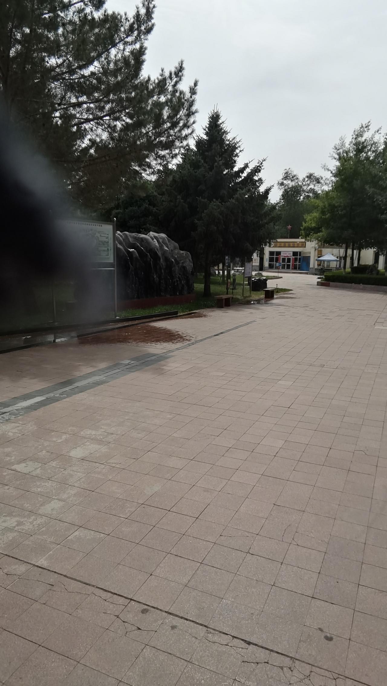 上联：远望江光浅！请您接下下联～近看山色深。