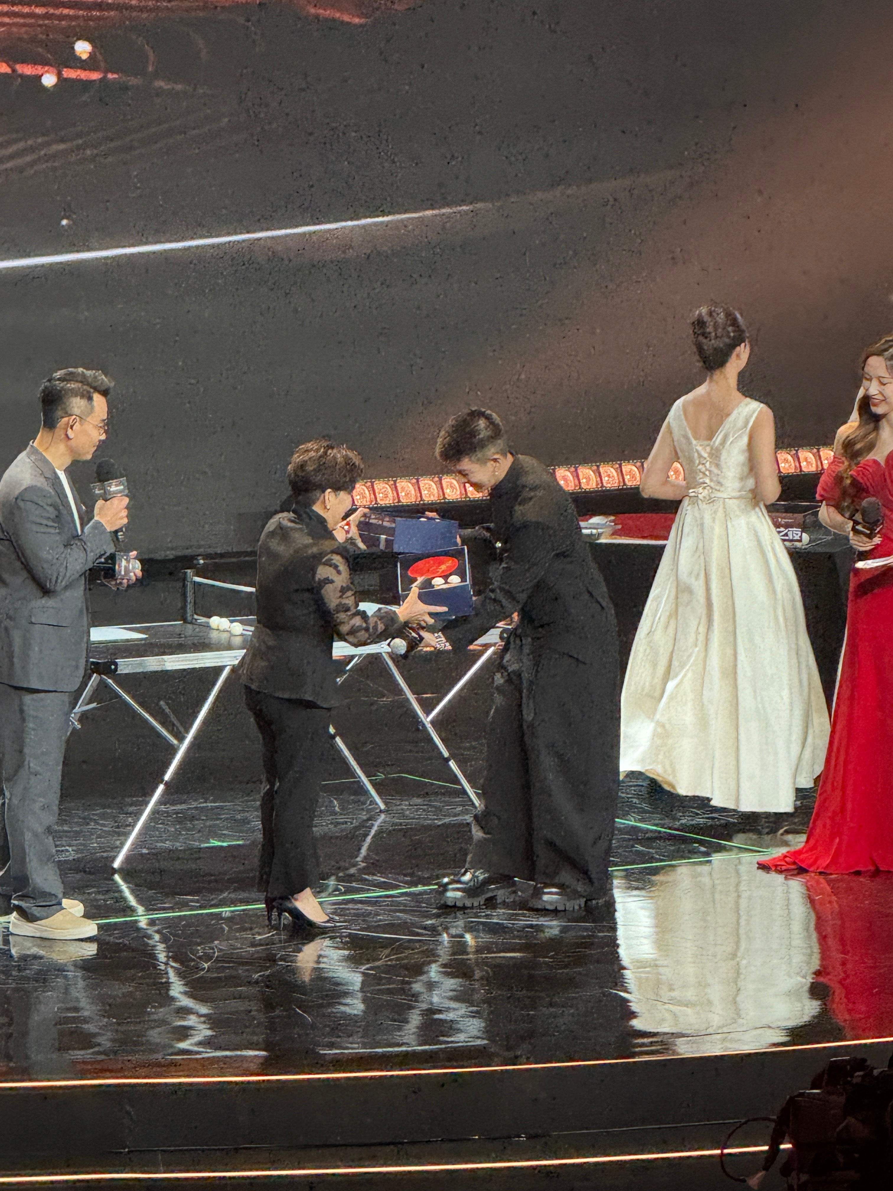 请继续带着这份支持与鼓励继续大步向前吧！期待二位都在自己热爱的领域继续发光发热！