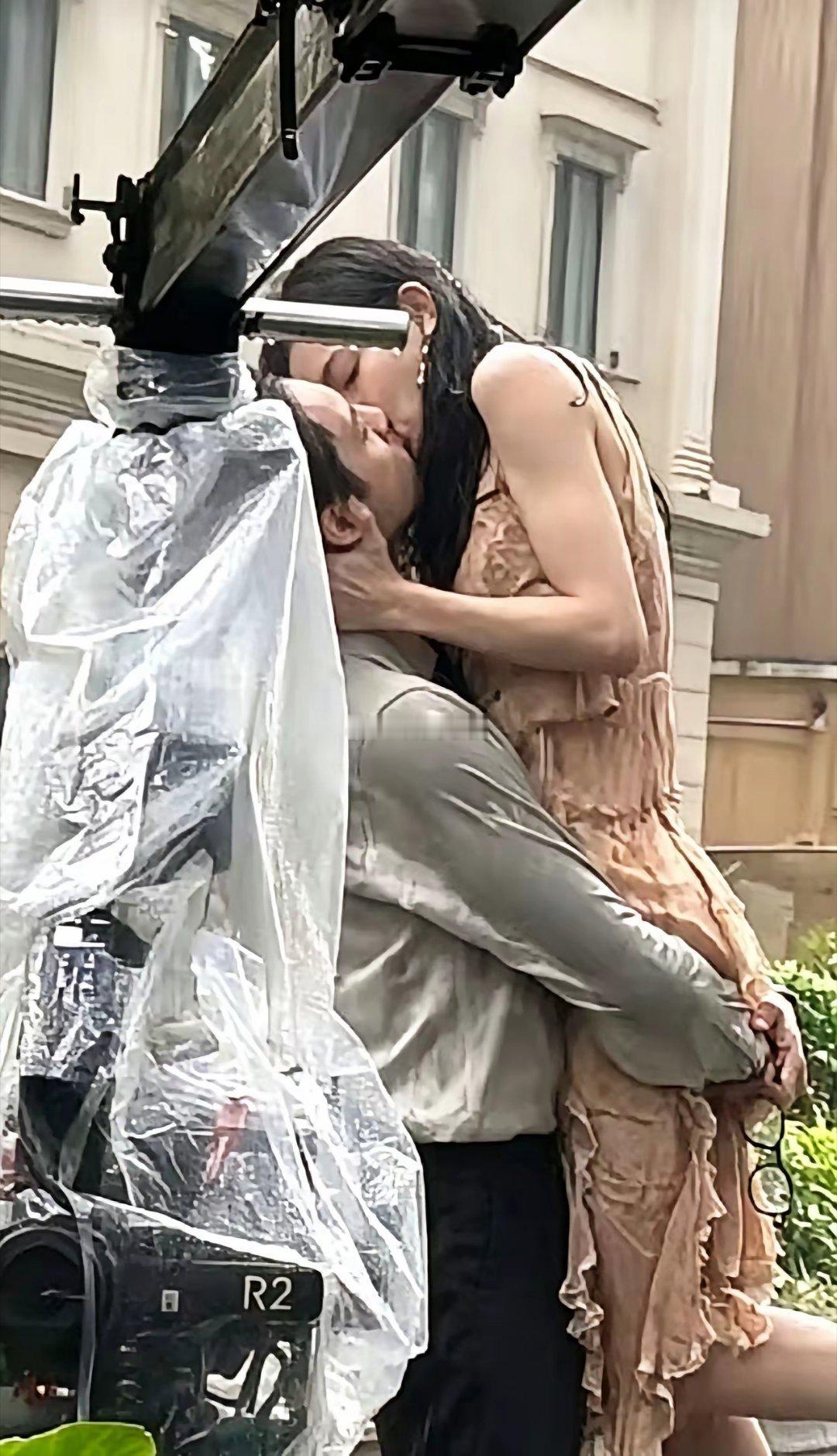 明星拍吻戏是真的接吻吗？还是中间隔着什么东西？ 