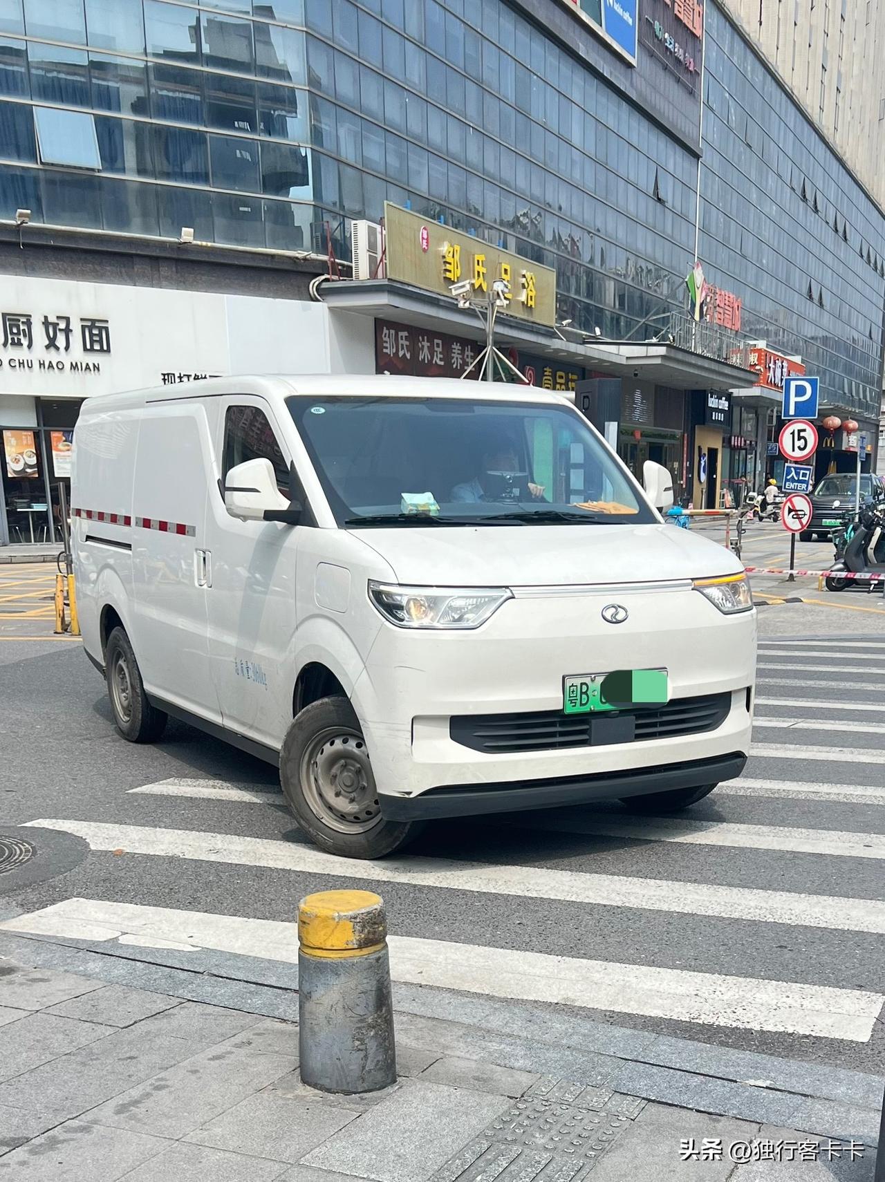这是问界M8的灵感来源么？M9除了大灯，已经够丑了，结果M8更丑；关键还卖爆了[