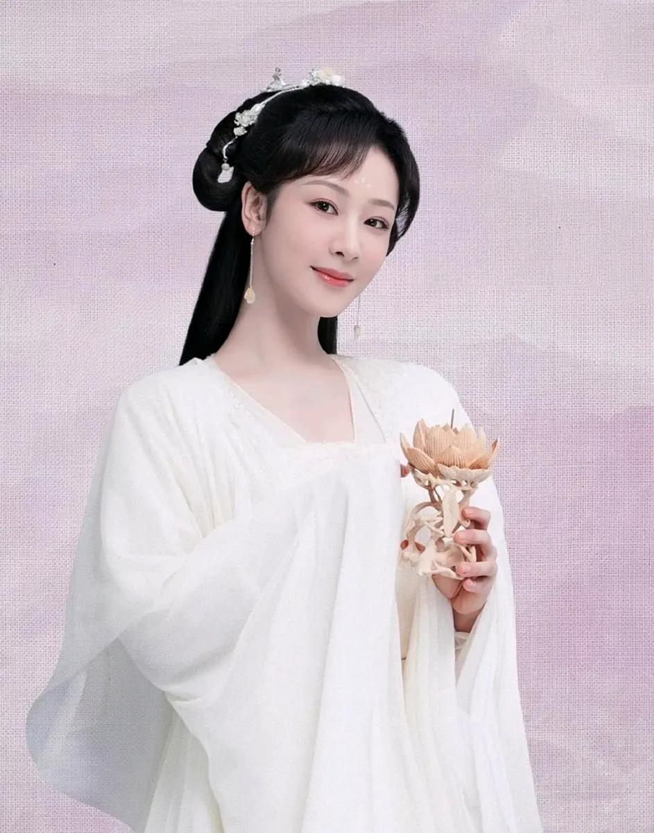 《墨雨云间》原定女主是杨紫。杨紫有戏在身不能演，才定的吴谨言。
导演之所以想选杨