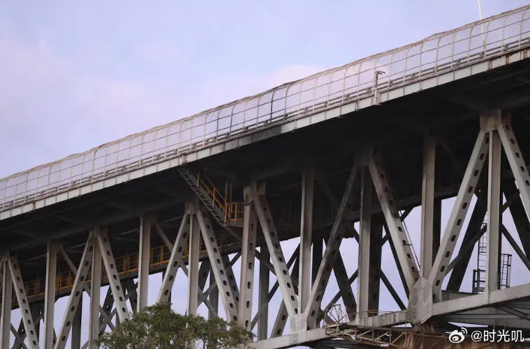 巴拿马发生巨大爆炸 4月6日，首都美洲大桥附近油罐车加油时起火，引燃三辆油罐车并