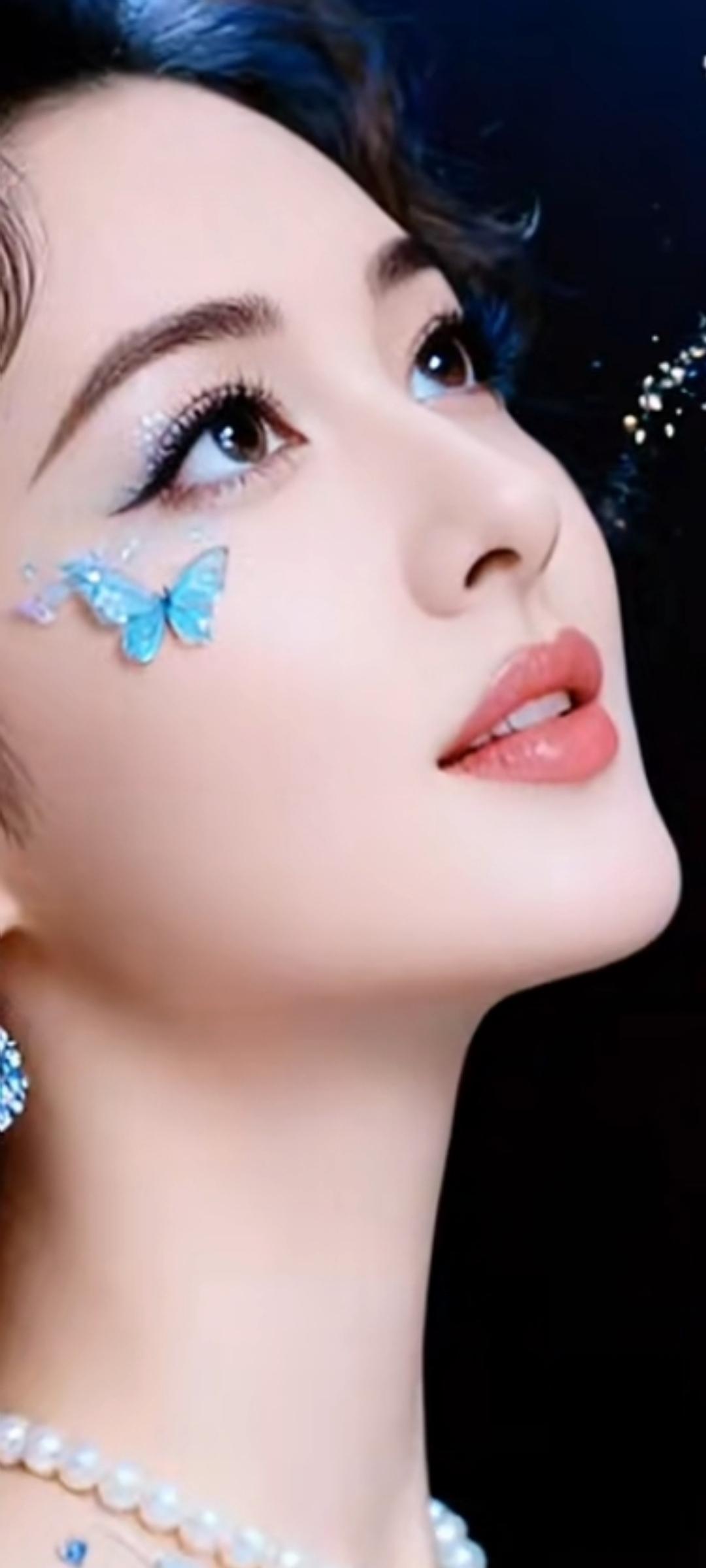 梦幻蓝蝶妆，闪耀珍珠项链，优雅气质满满！💙✨