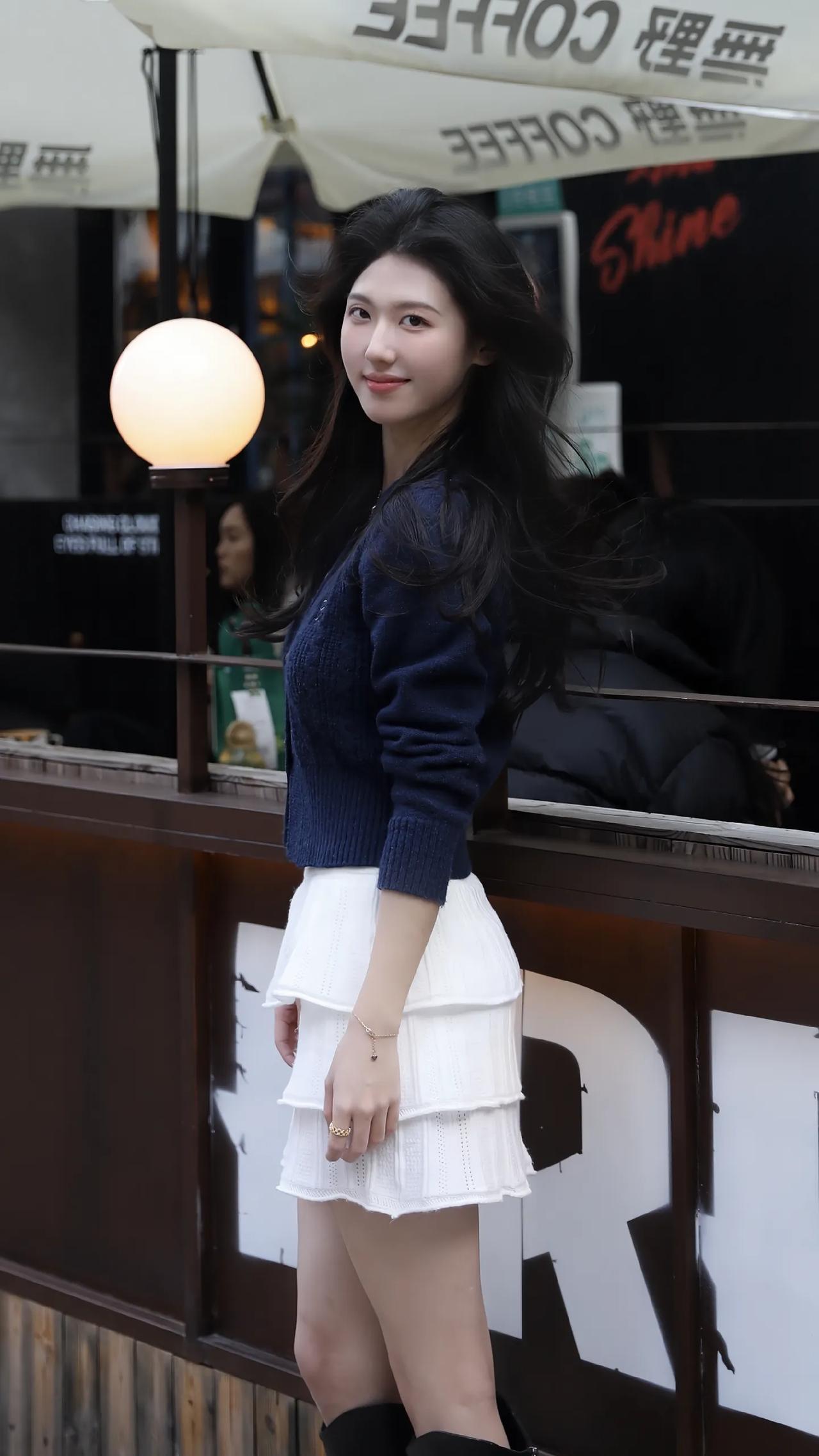 女人如何穿出含蓄的性感? 都市街头风，蓝白撞色穿搭，轻松自在！