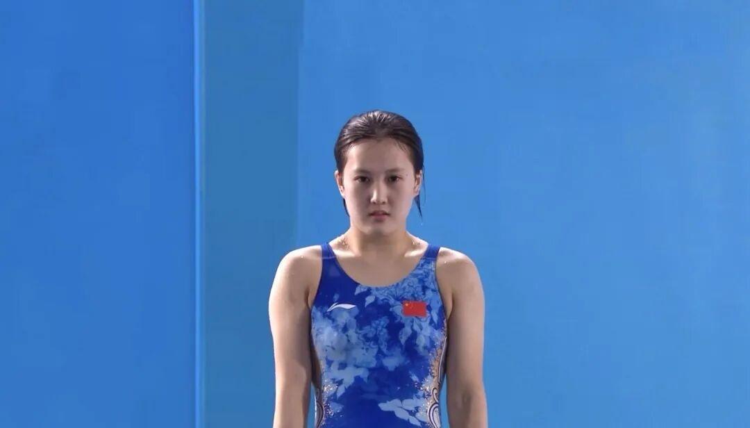 这届全运会跳水比赛简直离了大谱！我坐在电视机前，眼睁睁看着那些世界冠军一个接一个
