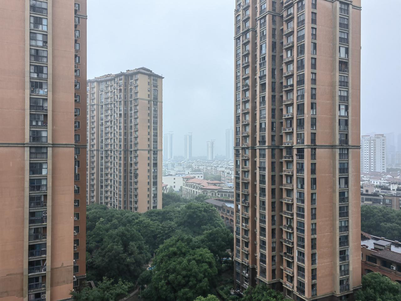 昨晚入睡时有些轻松，但凌晨四点半，仍然被胳膊窜疼疼醒，肩背倒是舒缓了许多。半疼半