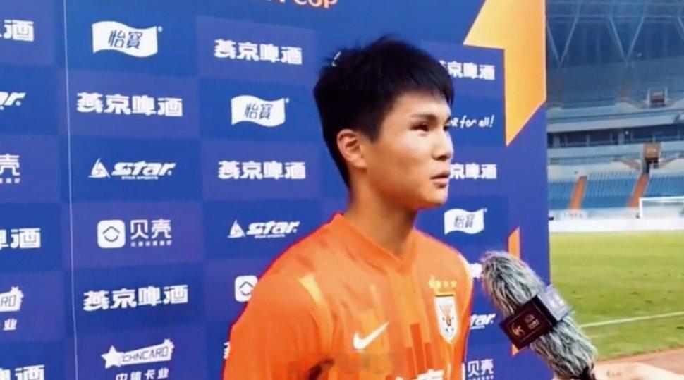 中国U22国足2-0击败韩国U22赛后，陈泽仕接受了《体坛周报》记者的采访。谈三